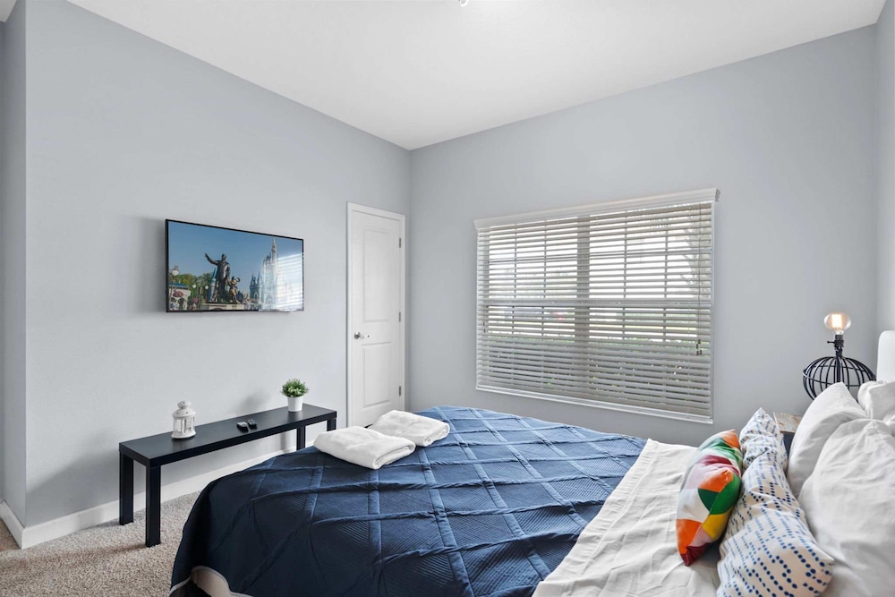 Spacious 4BR Townhome With Pool at Storey Lake