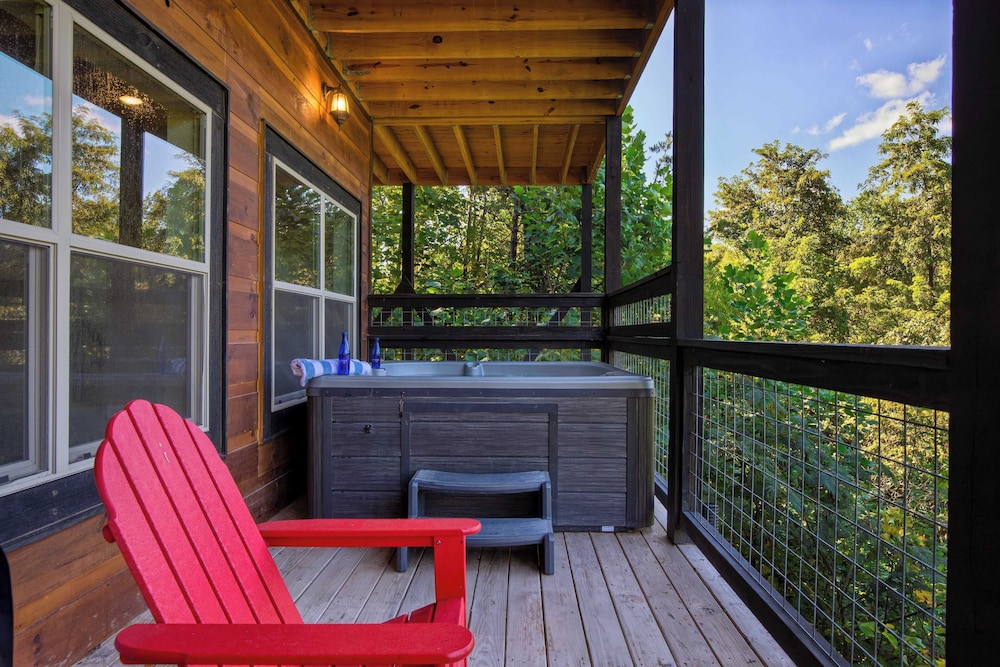 Indoor Pool, Theater, Hot Tub & Mountain Views Near Dollywood Crimson Crest by Avantstay