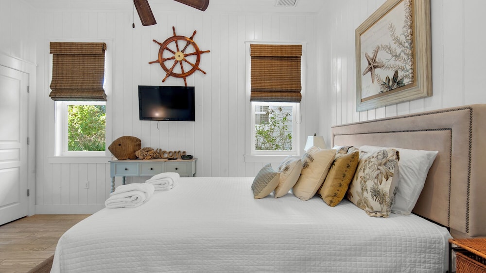 Charming Beach Cottage, 2 Pools and Tennis Access + Free Attraction Tickets!