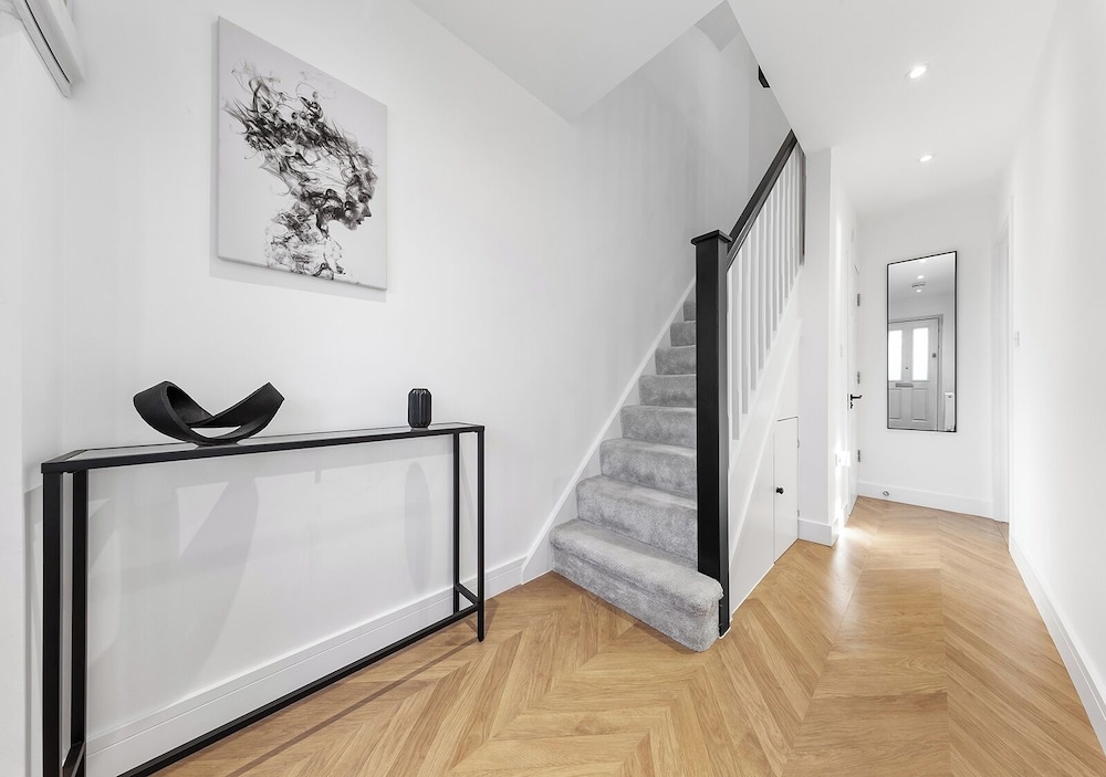 Spacious 4BR Home in Brentford, Free Parking