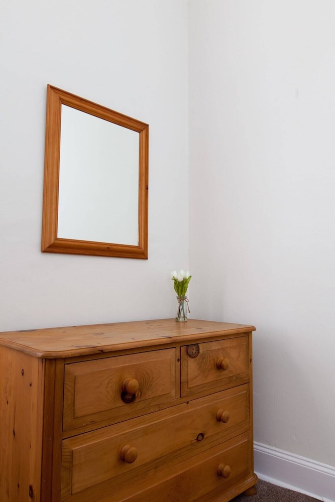 Spacious and Bright Polworth Flat