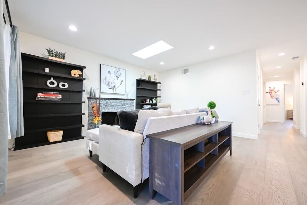 @ Marbella Lane - Exquisite Home 3BR