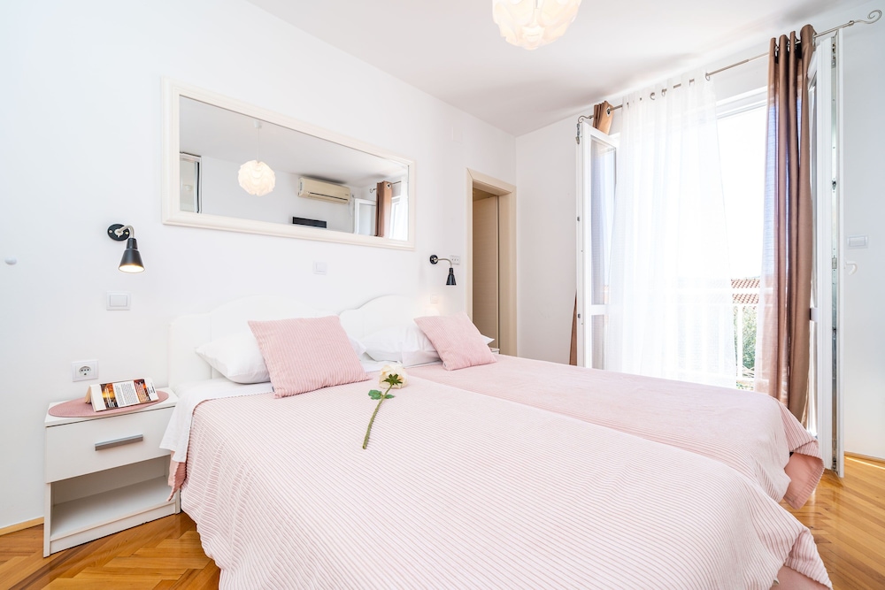 Jele Rooms