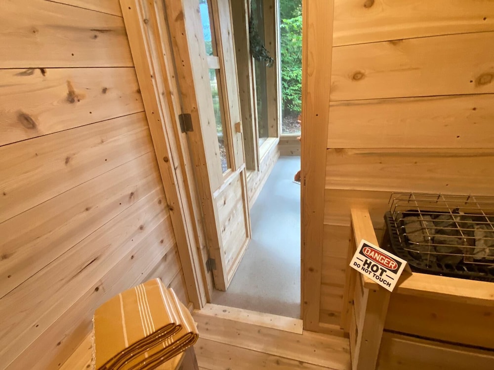 Brattleboro Vacations - Vermont Mirror House - Property Image 4