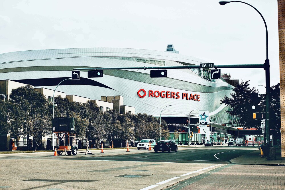 Stylish Downtown Condo near Rogers Place | Parking, Gym, Balcony & Kitchen