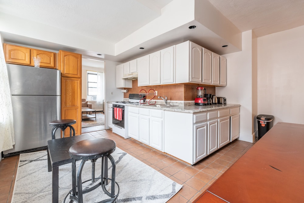 5 Bedroom 2 Bath Full Floor Midtown
