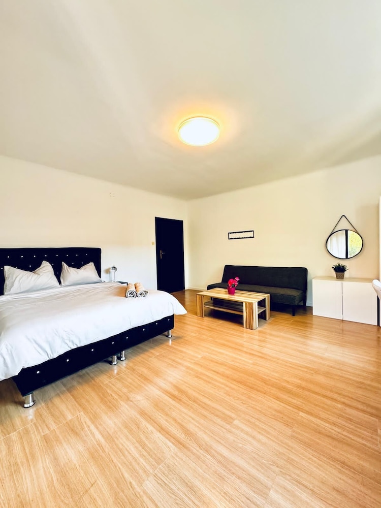 Cozy Garden Villa near Danube For 16P