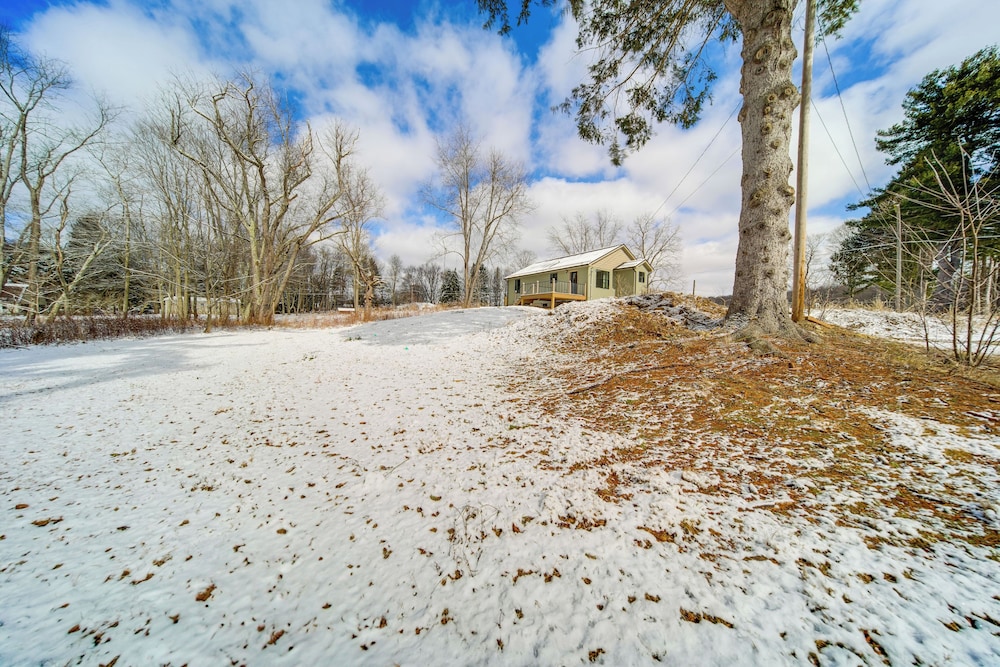 Walk to Lake: Pet-friendly Cottage in Jamestown!