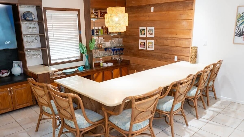 Fun Retro Island Vibe Sleeps 17 Beach 1 Block 4 Bedroom Home