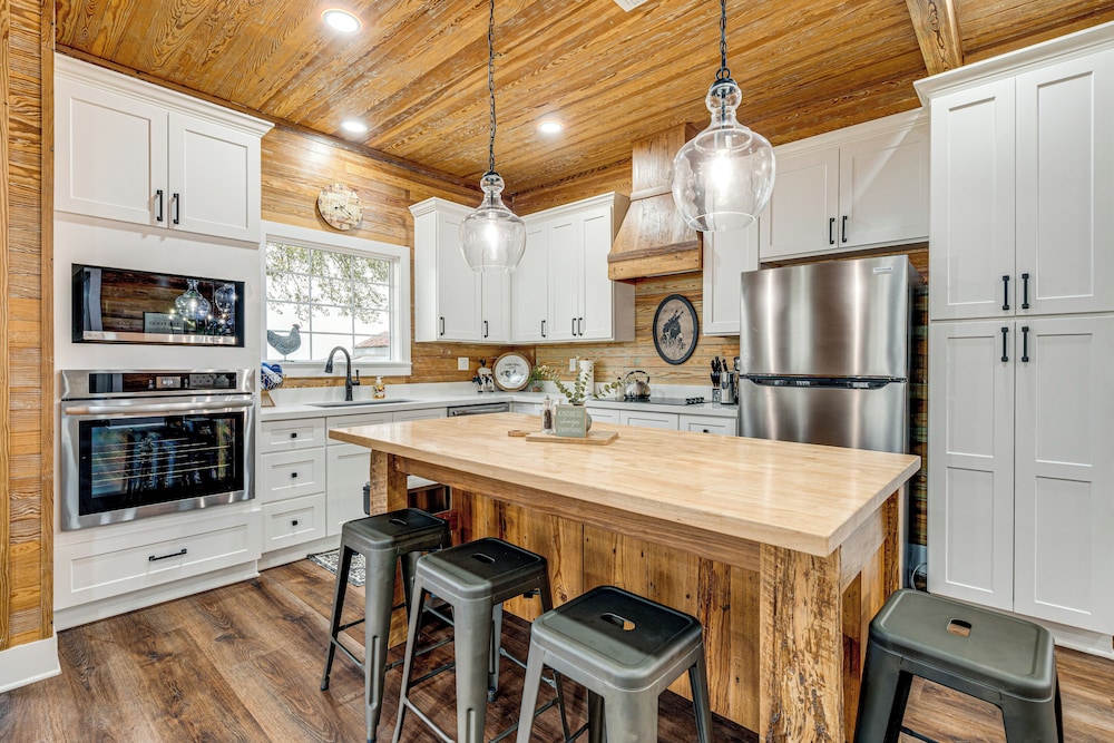 Furnished Deck + Views: Rural Schulenburg Retreat