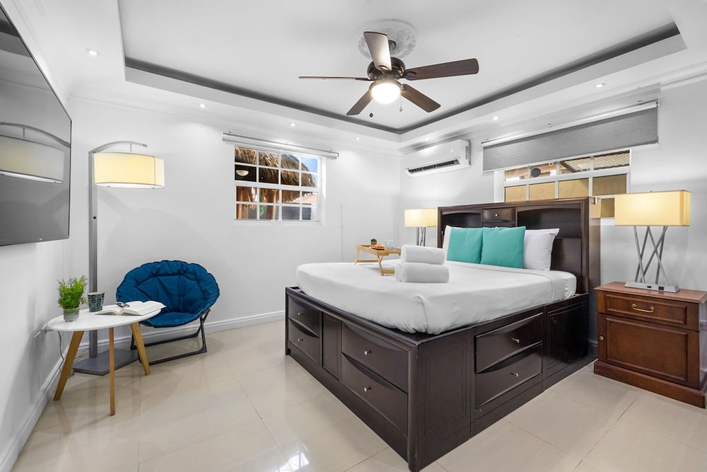 Urban 5BR Private Pool Getaway 10 Min- Bch