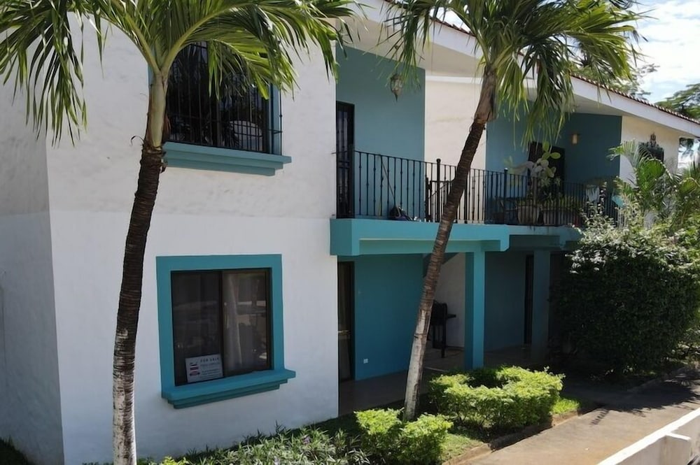 Minimalist Condo with a Beautiful New Design, Enclosed Patio, and Shared Community Pool