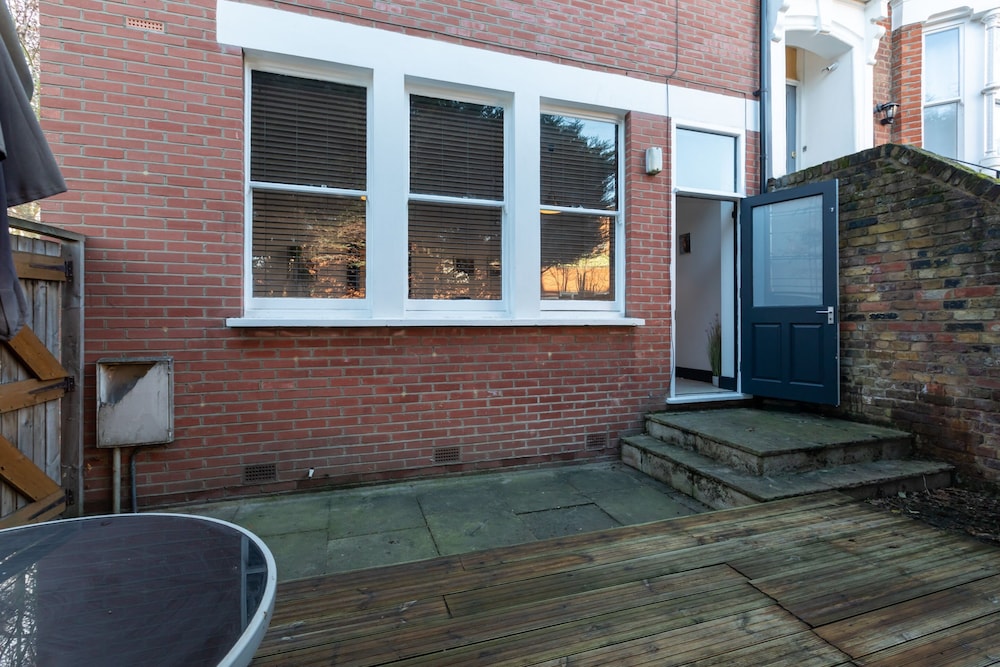 Serene and Spacious 1 Bedroom Garden Flat in Clapton