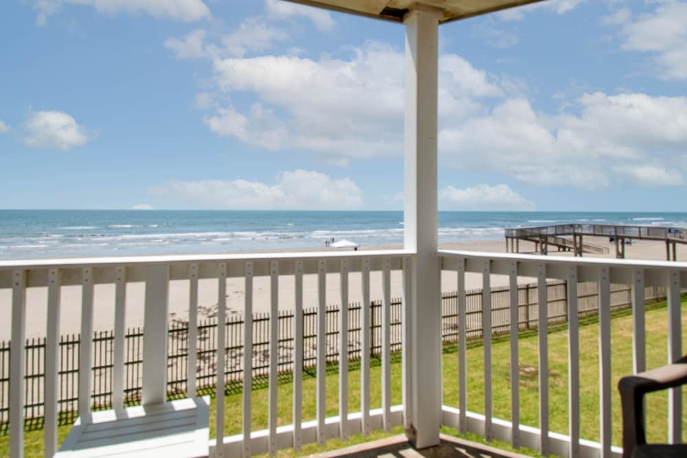 Seascape 2114 2 Bedroom Condo by RedAwning