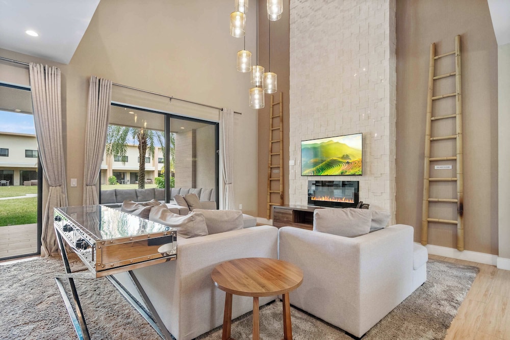 Minutes to Disney Chic Dream Villa With Stunning Patio and Resort Perks