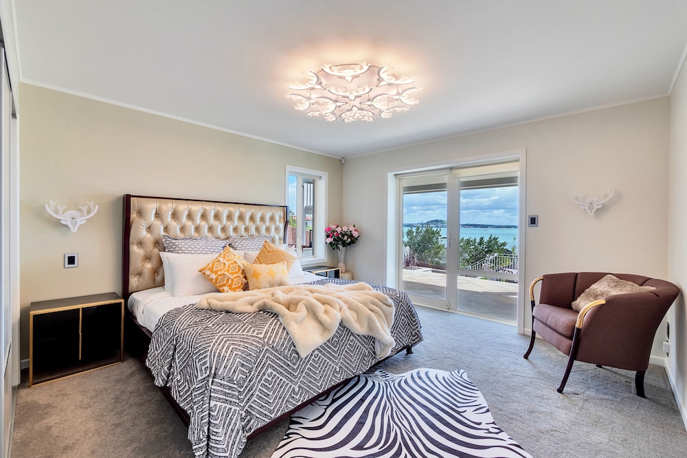 Magnificent Harbour View Villa in Orakei view 4