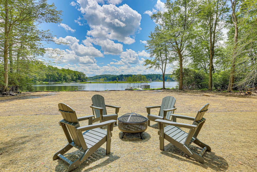 Boat, Fish & Unwind: Waterfront Gem in Pocono Mtns