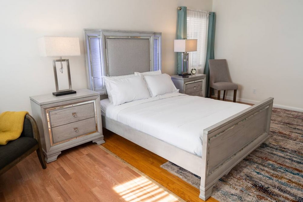 Disneyland Renovated 3BR Fullerton House w Garage Fenced Yard p56