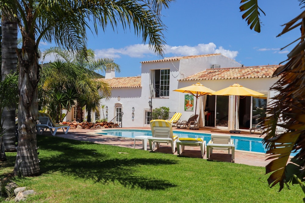Idyllic Farm House With Huge Garden for 14pax