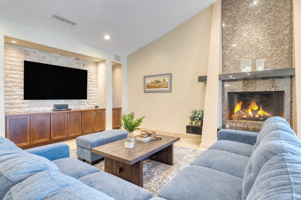 Luxe Scottsdale Oasis With Pool, Hot Tub, Firepit and Outdoor Lounge Avantstay