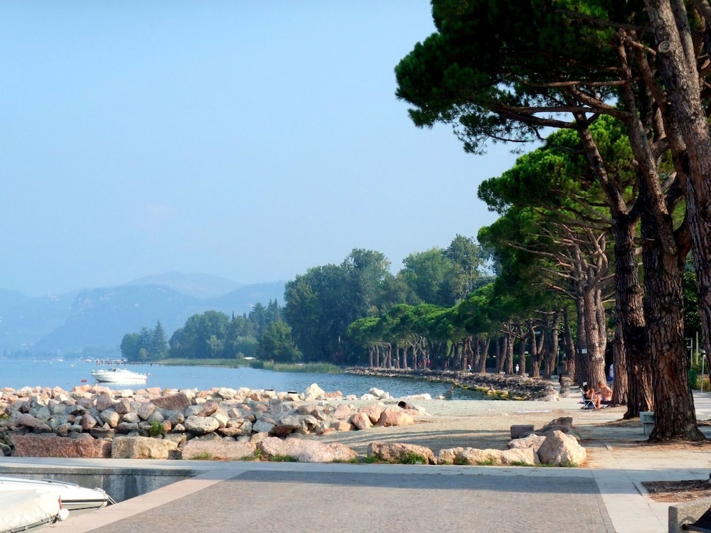 Vibrant Holiday Home in Lazise with Swimming Pool near 2 Lakes view 4