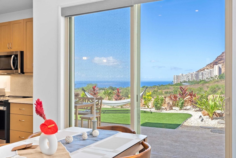 Sleeps 16, 2 Homes Ocean Views, Shared Pool + Gym, Near the Beach Avantstay