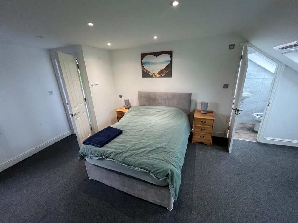 Southgate Home - Sleeps 12 - Parking - Central