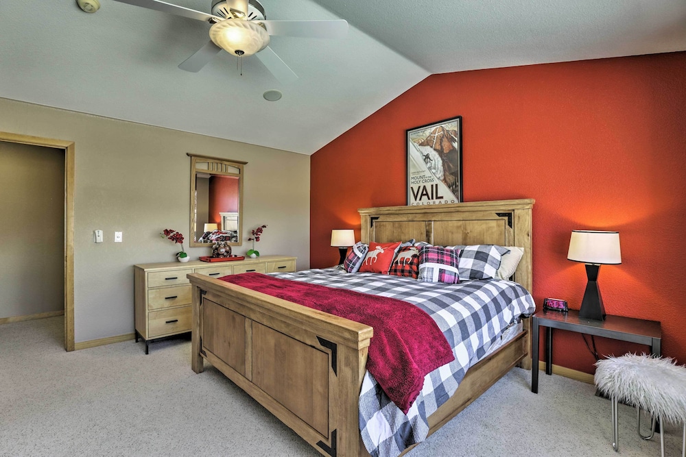 Silverthorne Townhome w/ Hot Tub & Mountain Views! view 4