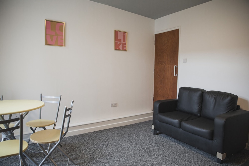 Room in Guest Room - Spacious Double Room in Leicester view 3