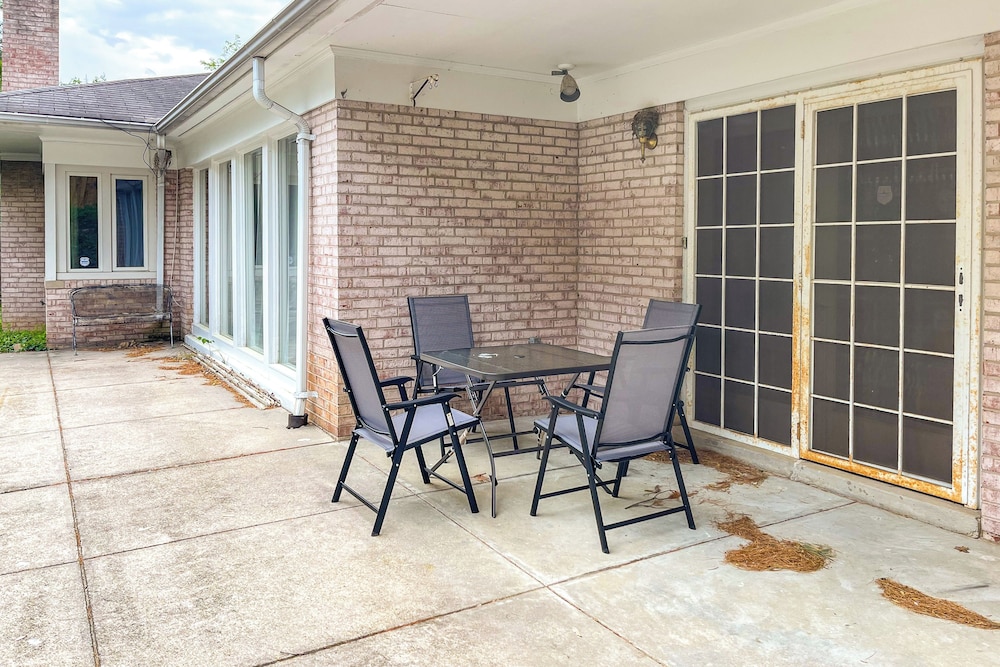 9 Mi to National Mall: Spacious Bethesda Retreat!