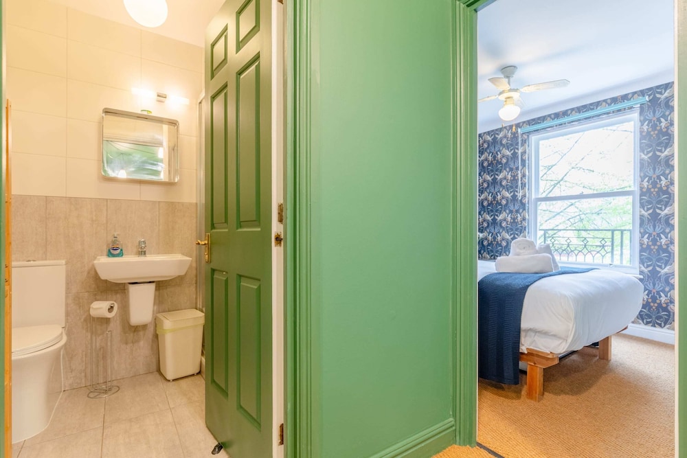 3 Bed House, Sleeps 8 - Near St Pancras