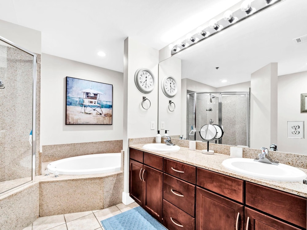 Laketown Wharf 906