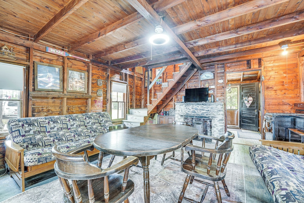 Peaceful Lakefront Maine Cabin w/ Sunset Views
