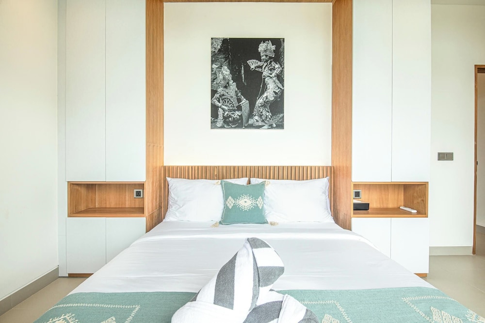 Luxury 5BR Retreat, 400m From Café Del Mar Shore