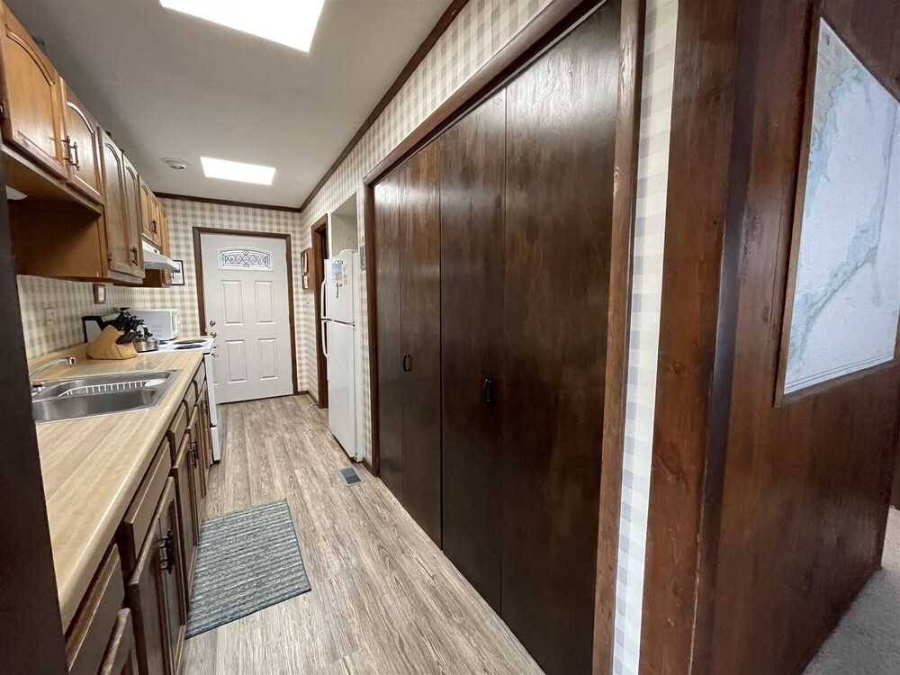 Will's Hideaway 3 Bedroom Cottage by RedAwning