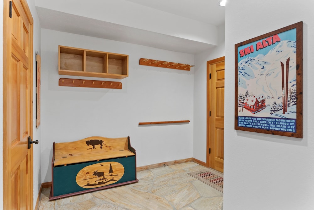 Queen Esther Drive Home at Deer Valley Resort - 4 Bedroom Home with Hot Tub #2436 4 Condo