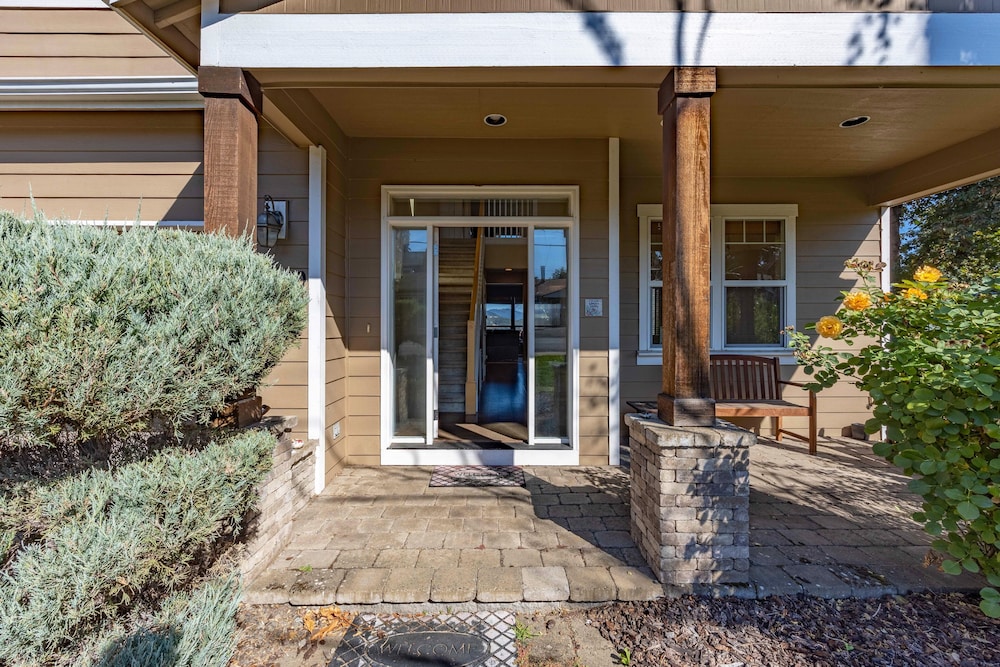 West Sail *30 Day Minimum 5 Bedroom Home by RedAwning