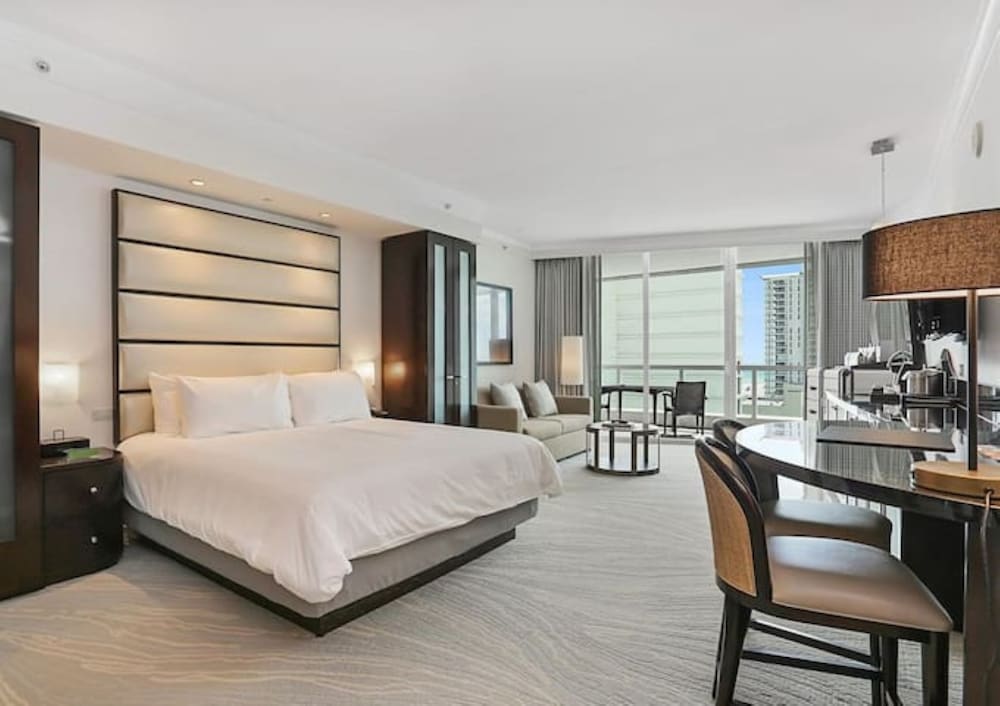 FontaineBleau Resort Balcony w/ Ocean plus Bay View
