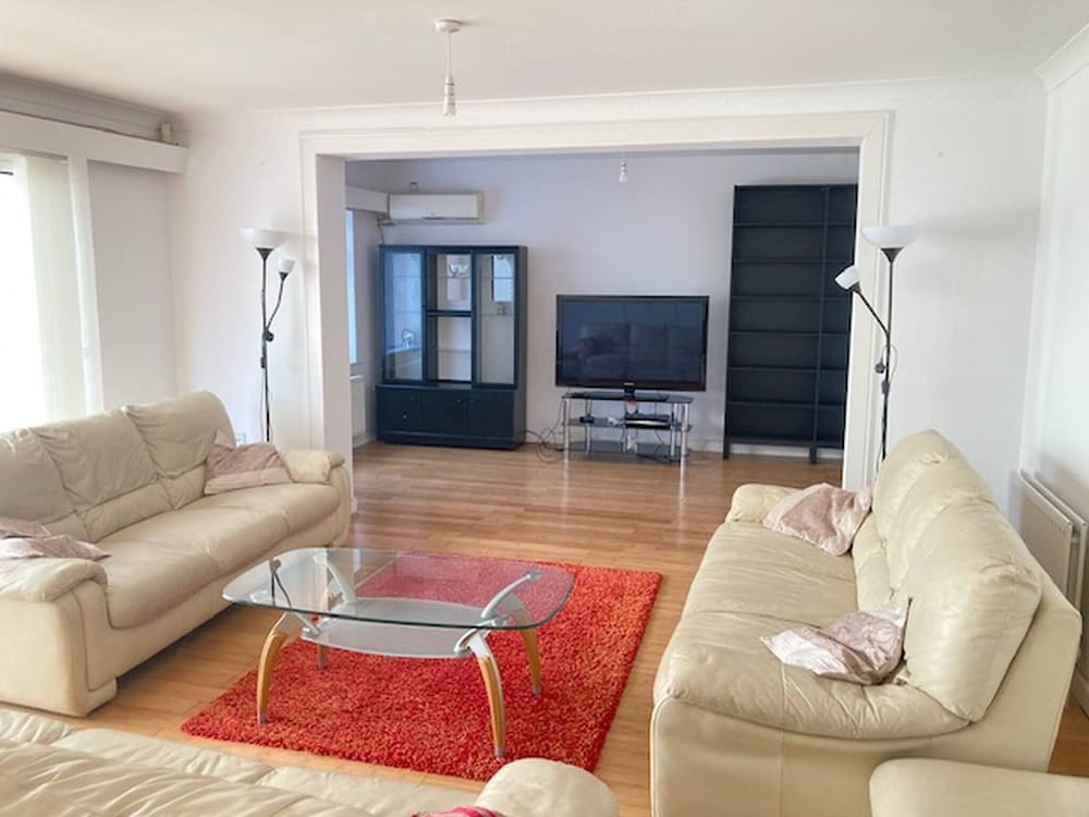 Modern and Spacious 6 Bedroom House