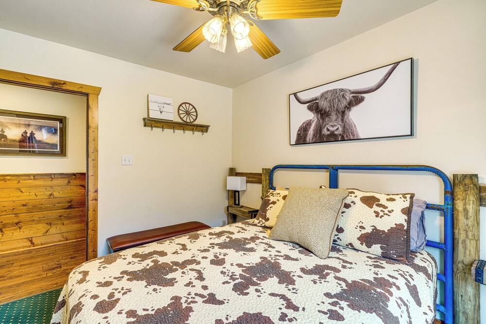 'the Lodge at Crider Creek' Getaway on 140 Acres!