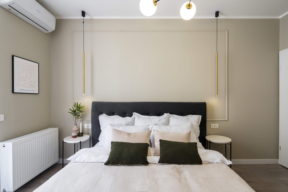 Contemporary Aparthotel 2-BR Flats Near Old Town, Quiet & Serene