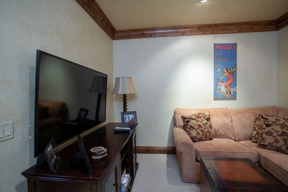 Grand Lodge - 3 Bedroom Deluxe #308 - Ski-in/out 3 Condo