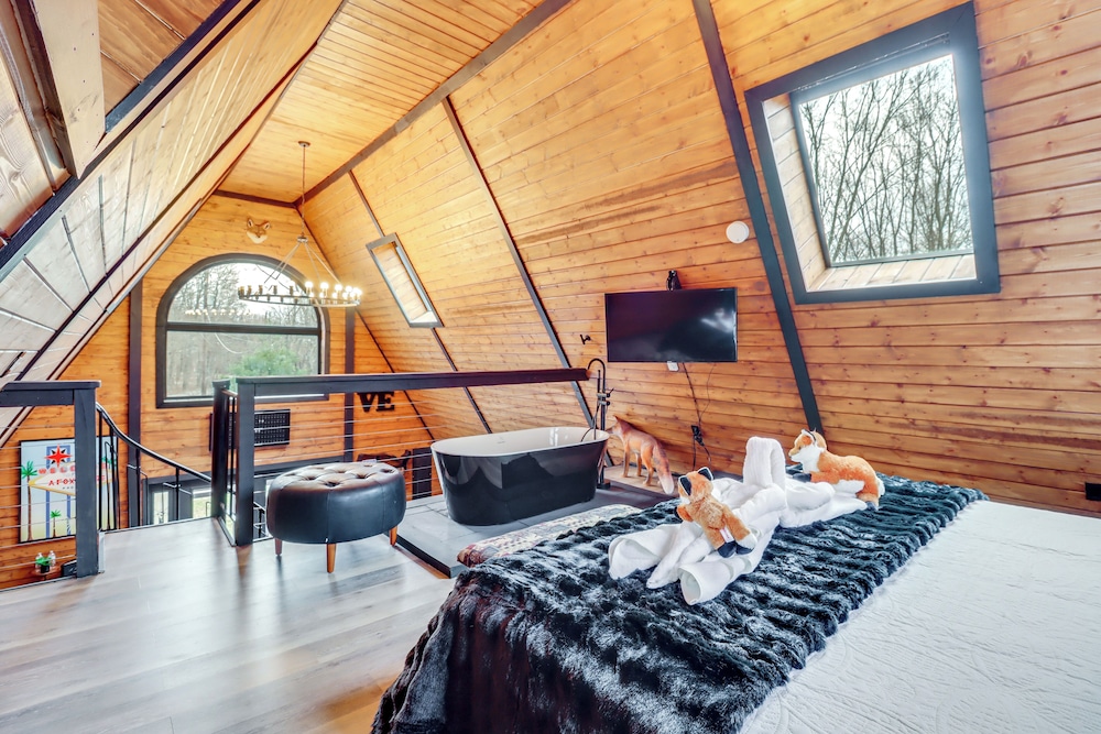 9 Mi to Big Boulder Mtn: A-frame Cabin w/ Hot Tub