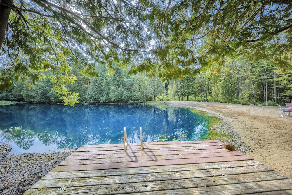 Willow Brook Getaway: Hot Tub, Deck in Mifflinburg