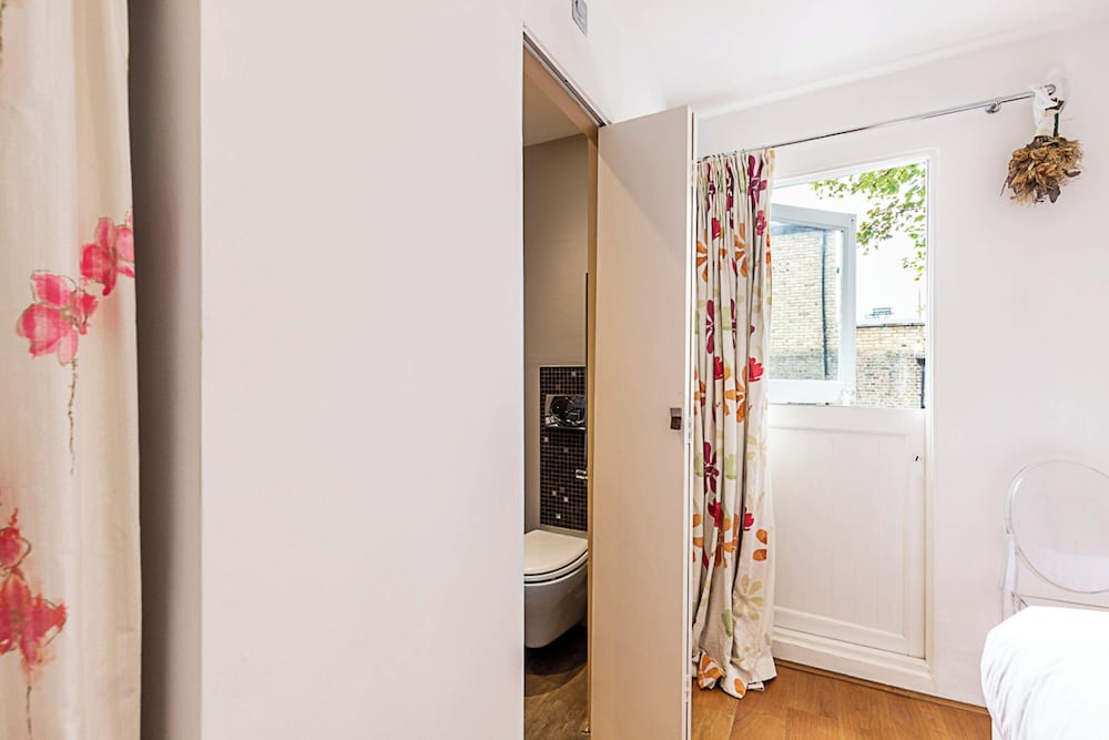 Parsons Green Modern One Bedroom Flat view 3