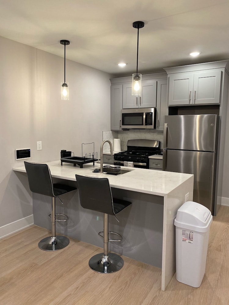 Modern 1BR 1BA Apartment