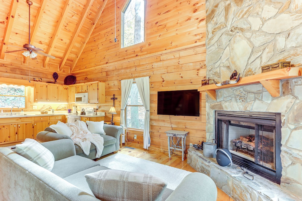 Private Hot Tub: Secluded Ellijay Cabin on River