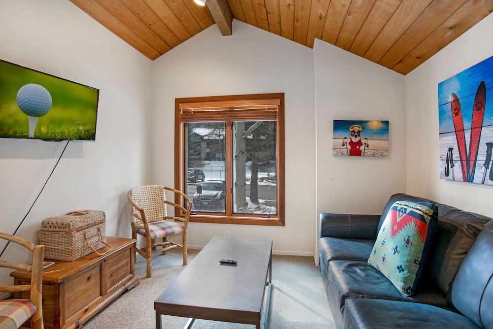 100 Ridgepoint 4 Bedroom Condo