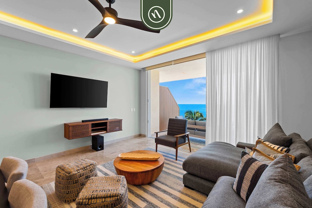 New Stylish 1 BR Condo - Ocean Views - Flex Room