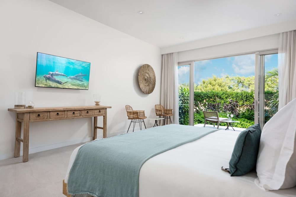 La Mer Villa West Luxury Oceanfront on Sapodilla Bay